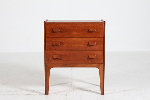 Dansk Møbeldesign
Lille kommode 
af teak med 3 skuffer