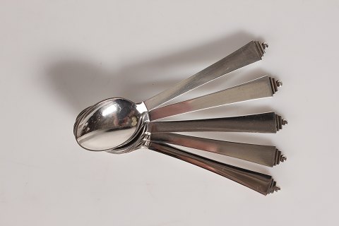 Georg Jensen
Pyramide bestik
 
Kaffeskeer af sterling sølv
L 10,6 cm
