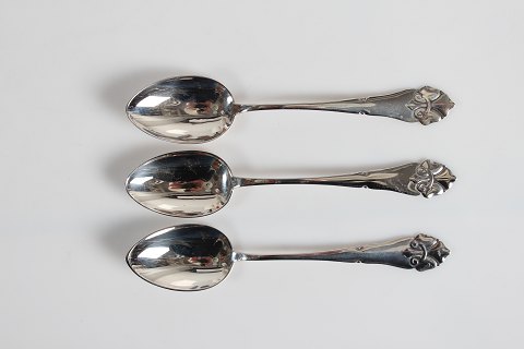 French Lily Silver Cutlery
Dessert Spoons
L 17,5 cm