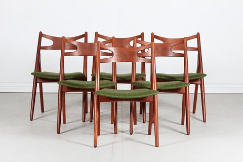 Hans J. Wegner
6 Savbukstole CH 29
af teaktræ
