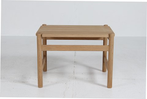 Hans J. Wegner
Side Table 
of solid oak
