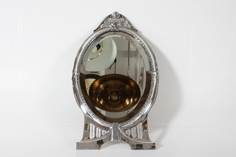 Jugendstil år 1900
Oval spejl af forsølvet tin
med facetslebet spejl