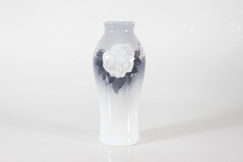 Royal Copenhagen
Vase 1942/244
m/roser og sommerfugle