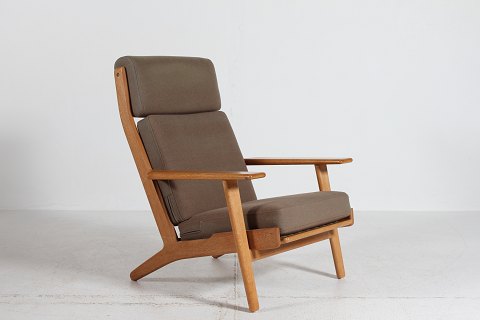 Hans J. Wegner
Høj lænestol GE 290
fremstillet af egetræ