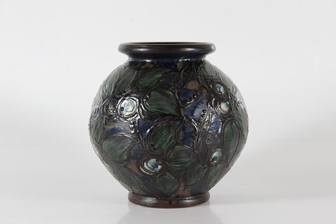 Herman A. KählerStor kugleformet gulvvase med kohornsdekoration