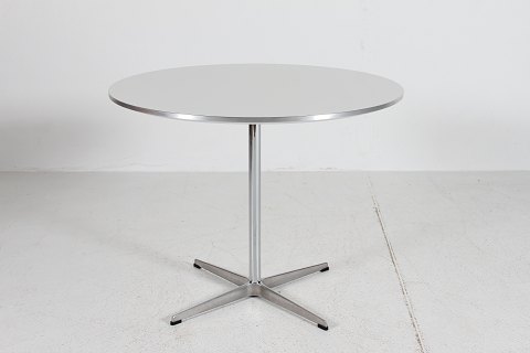 Arne JacobsenCafebord på søjlem/ hvid laminatØ 90 cm