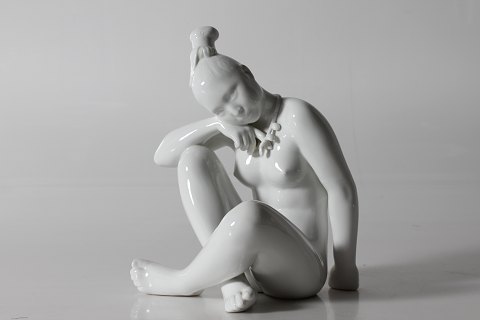 Bing & GrøndahlFigur af ung grønlandsk inuit kvinde nr. 2281