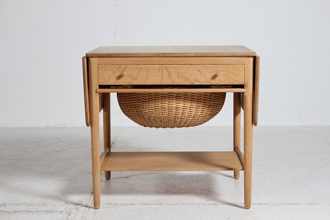 Hans J. WegnerSybord AT 33fremstillet af massiv egetræ